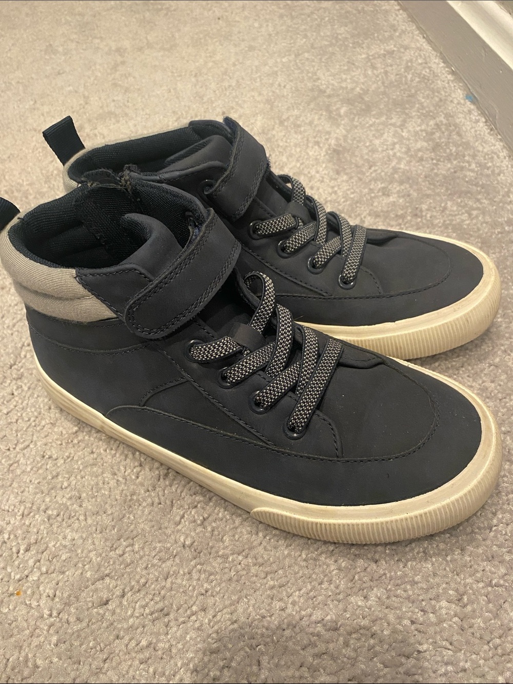 Cat & Jack boys Navy Blue High-Top Sneakers - barely worn! Classy!